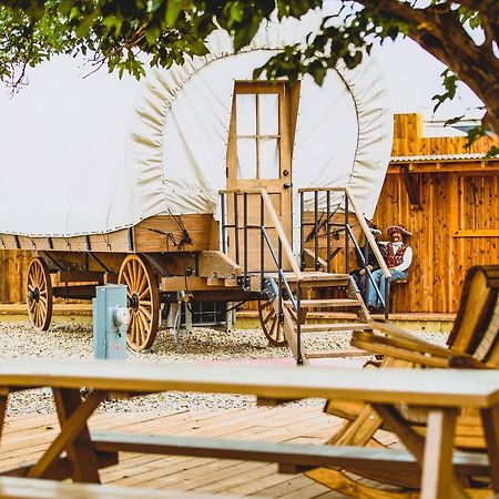 The Big Texan - Cabins And Wagons Amarillo Extérieur photo