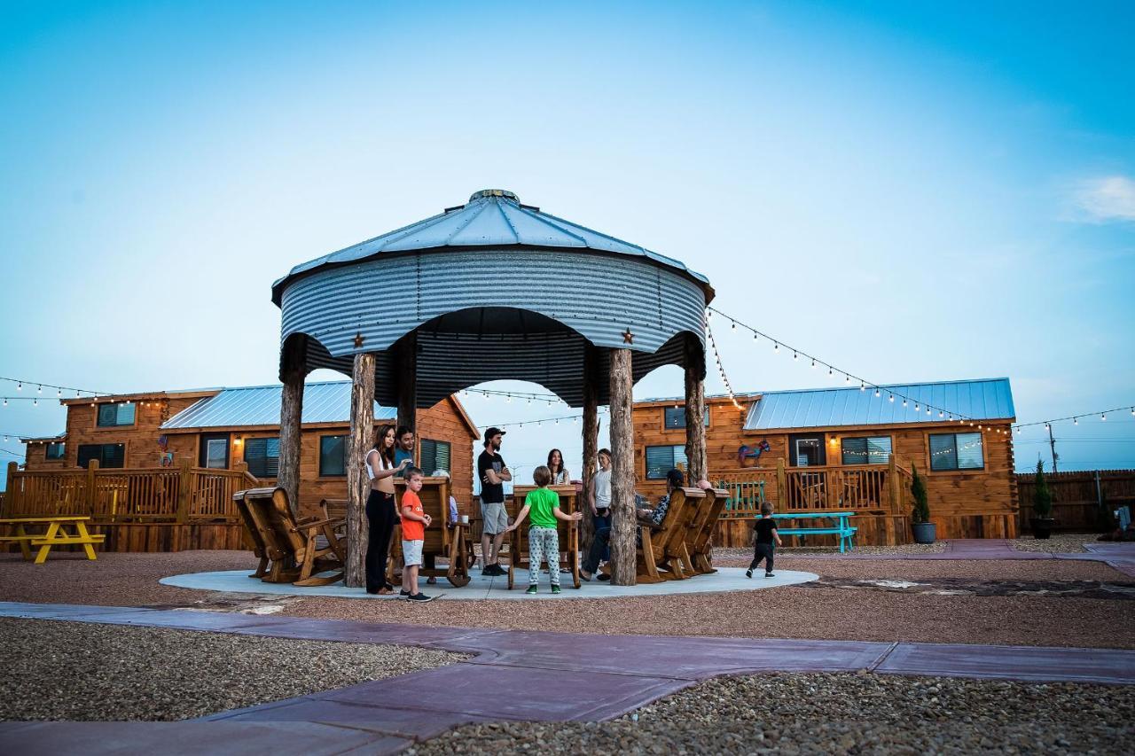 The Big Texan - Cabins And Wagons Amarillo Extérieur photo