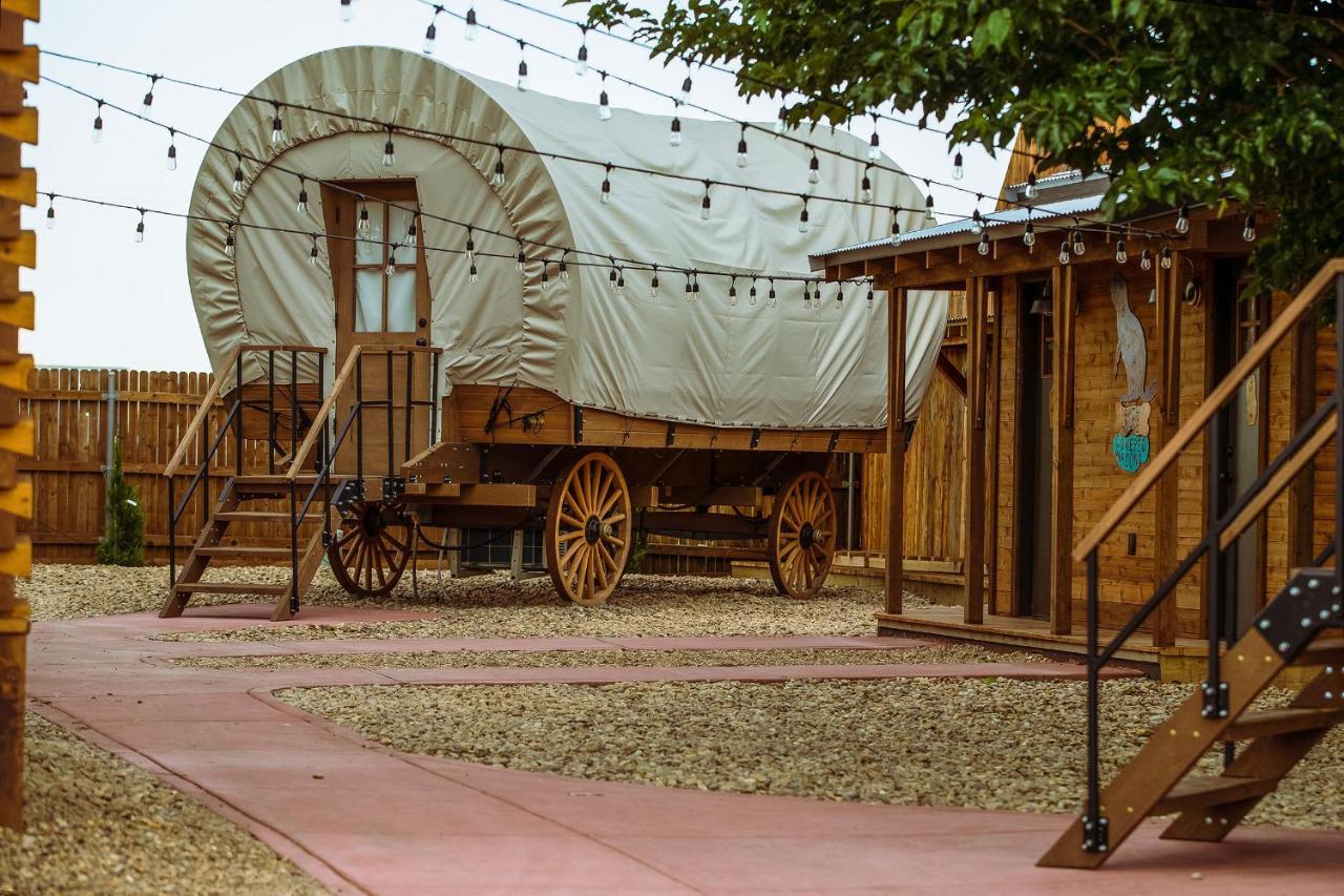 The Big Texan - Cabins And Wagons Amarillo Extérieur photo