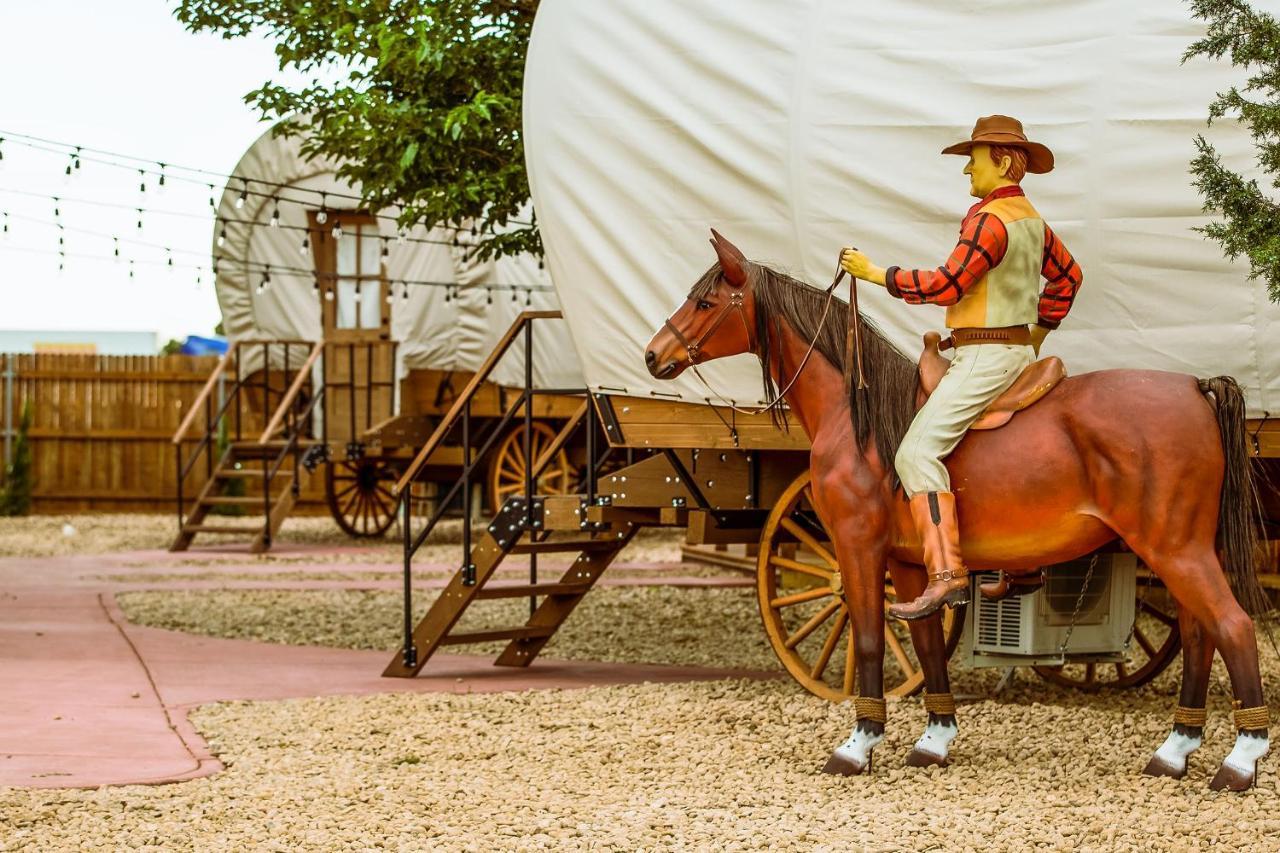 The Big Texan - Cabins And Wagons Amarillo Extérieur photo