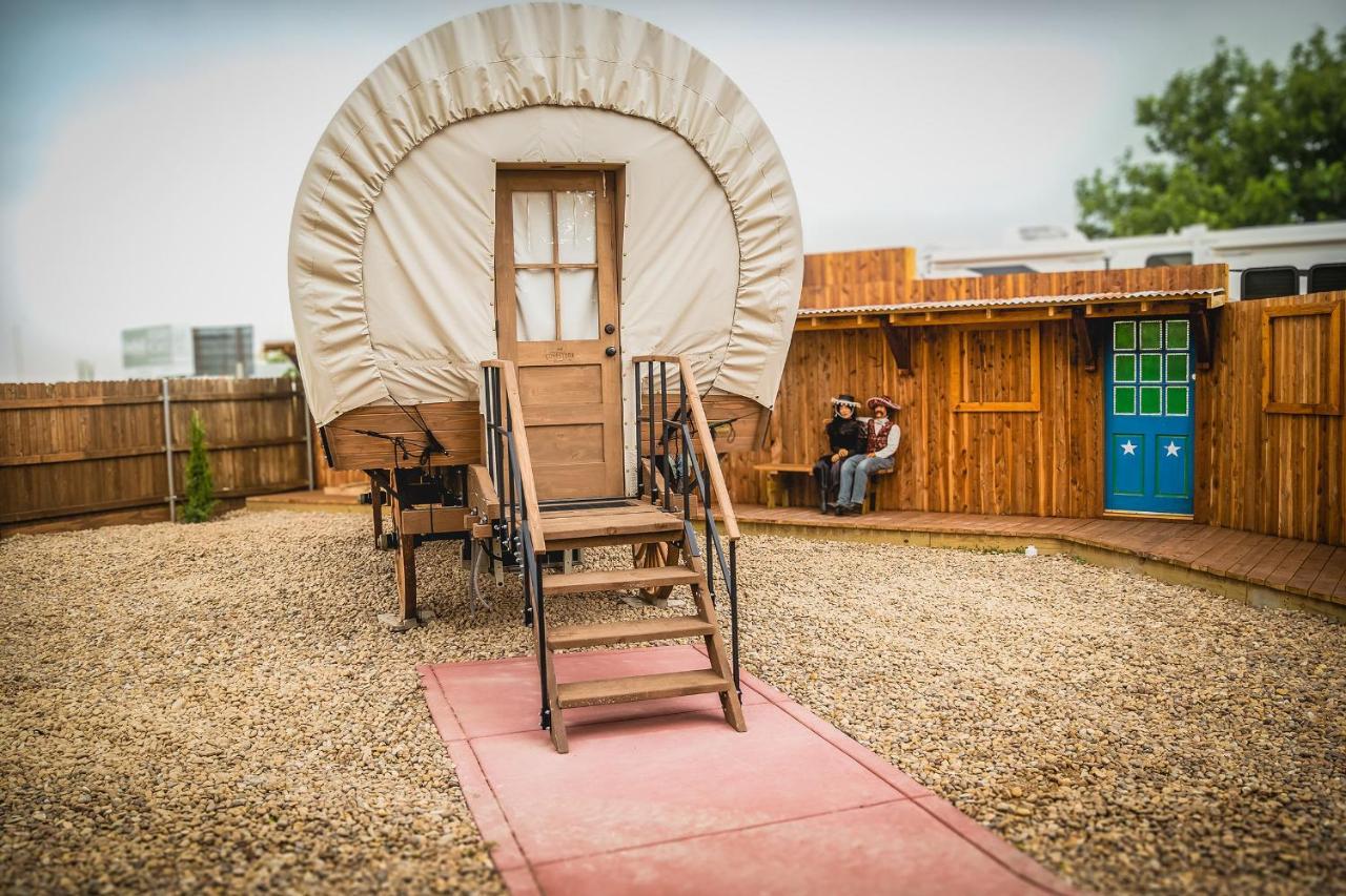 The Big Texan - Cabins And Wagons Amarillo Extérieur photo