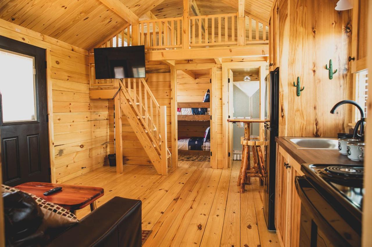 The Big Texan - Cabins And Wagons Amarillo Extérieur photo