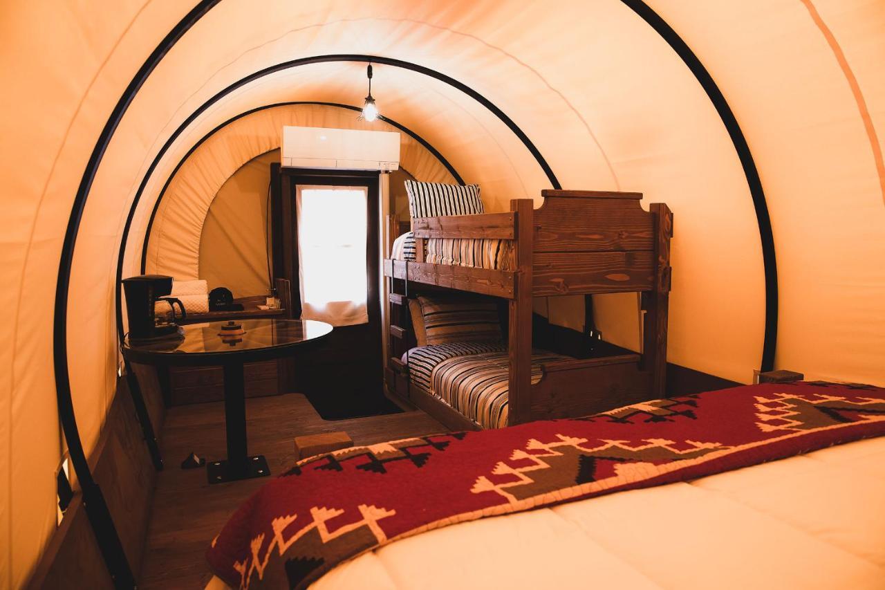 The Big Texan - Cabins And Wagons Amarillo Extérieur photo