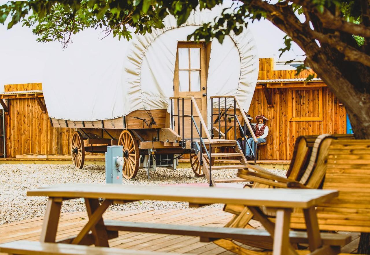 The Big Texan - Cabins And Wagons Amarillo Extérieur photo