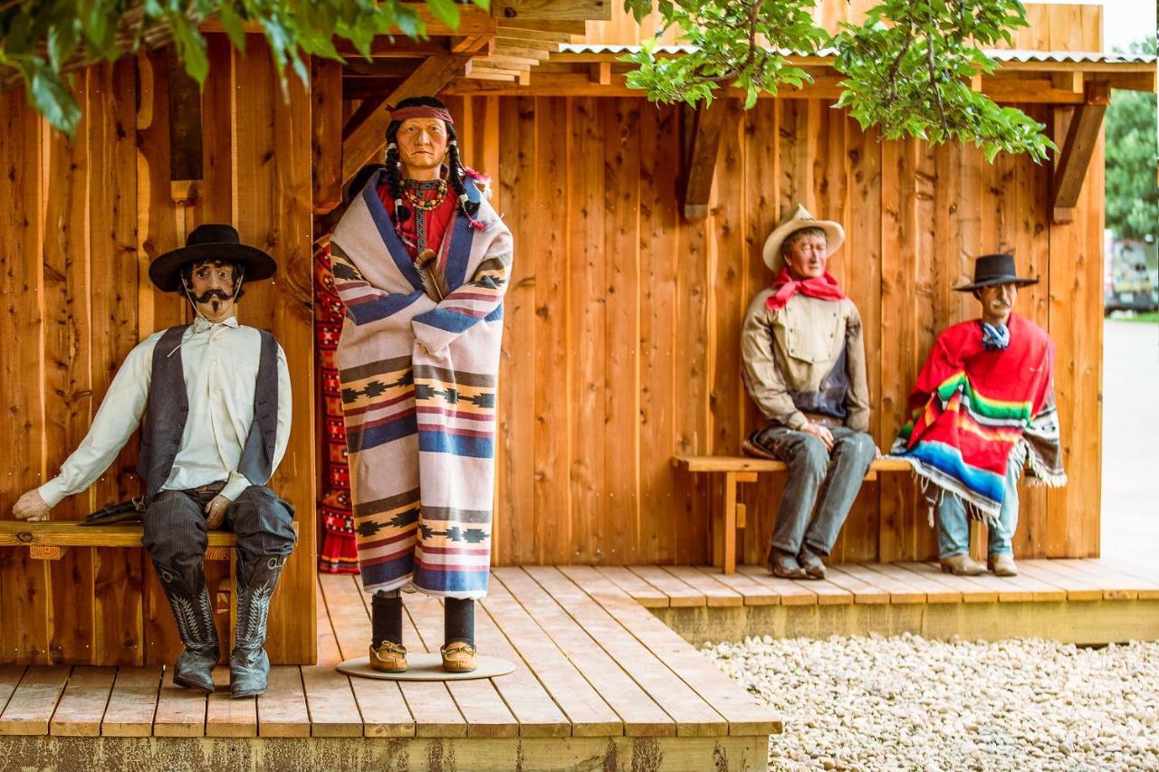 The Big Texan - Cabins And Wagons Amarillo Extérieur photo